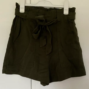 Shorts - Gröna shorts i kostymbyxmodell. Helt oanvända prislapp sitter kvar. Fickor fram.💕