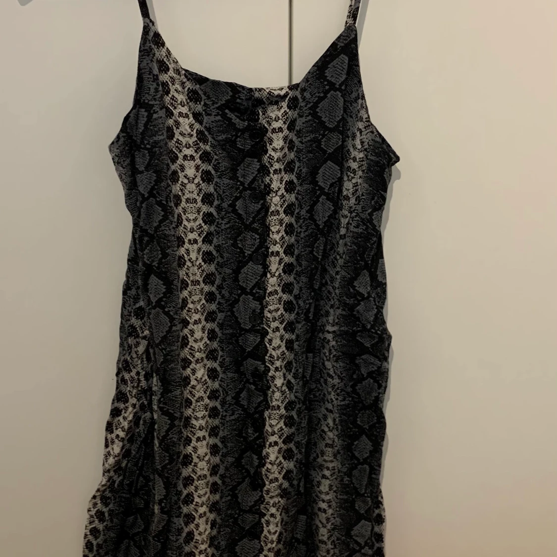 Kort klänning i ormmönster