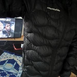 Äkta Peak Performance Tunn Jacka Strl M - Hej. Har en helt ny Äkta Peak Performance tunn jacka nypris cirka 2500 köptes cirka 2-3 månader sen o haft på mig den 1 gång säljes på grund av akut behov av pengar. Kan visa flera bilder riktigt snygg jacka till storlek S/M kan visa fler bilder genom Snap och äkta köptes genom Zalando.