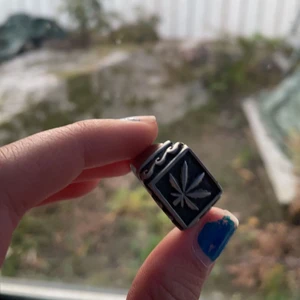 Hash ring!! - Riktigt frän hash-ring som ja själv tycker är så cool och iconisk, dock så är den för stor för mig med sina 19mm i innerdiameter. Ställ gärna frågor eller be om bilder!🥰