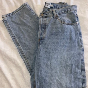 Jeans - princess polly - Jeans köpta ifrån Princess Polly, ändas provade hemma. I bra skick. Köpta för 660 kr. Storlek 38, asymmetrisk i midjan. 