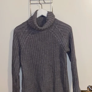 Ribbad polo tröja  - Stickad & ribbad. 