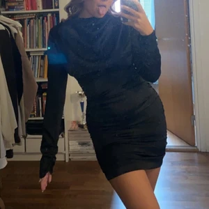 Svart klänning i satin - Jättefin svart klänning ifrån prettylittlething. Aldrig använd prislapp finns kvar.