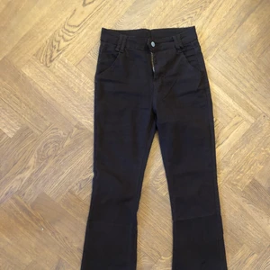 Bruna Bootcut  - Säljer dessa super snygga bruna bootcut byxor. Säljer pga att jag redan har ett par likadana. Dom är helt oanvända så skicket på dom är 10/10