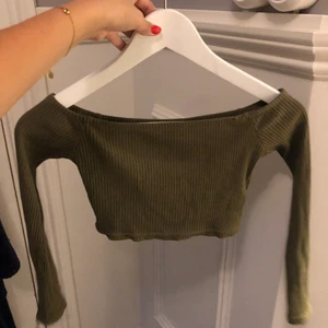 Grön kort topp  - Säljer min gröna topp från Rebecca Stellas märke då den blivit för liten. Bra skick och inte använd så mycket.✨