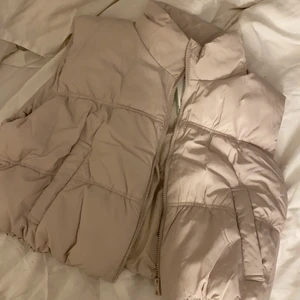 Beige väst - Oanvänd med lappar kvar. Passar S-L 