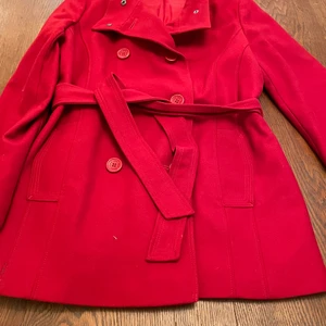 Röd ull kappa - En röd kappa. Den är lite mörkare i verklig heten en på bilden. Inte tvättad då det är kemtvätt på den, där av de låga priset. 70% ull. Hel och fin. Från djur och rökfritt hem.<3