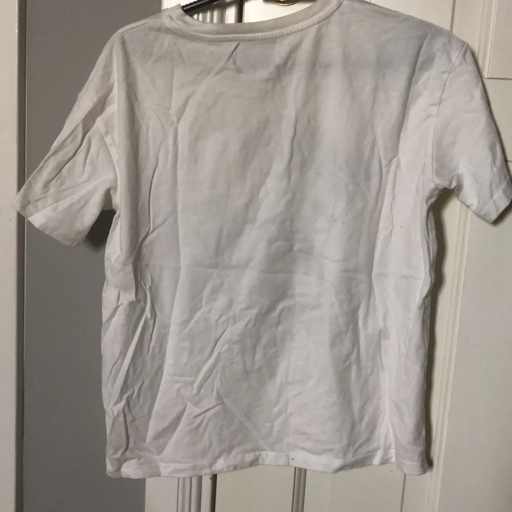 En vit vintage t-shirt från Pull and Bear. Storlek S men skulle snarare säga xs. Säljer eftersom jag inte tycker att den sitter bra på mig. Kostar 45kr+frakt ✨skriv vid intresse✨. T-shirts.
