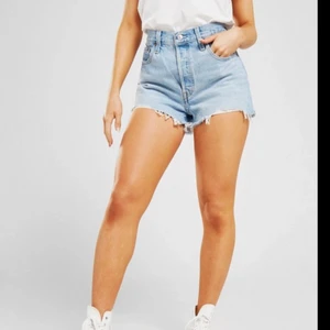 Levis 501 shorts - Jätte fina shorts från Levis i ljus tvätt. Sköna och bekväma, det ända är att de har en färg fläck på loggan (se sista bilden) . Pris kan diskuteras