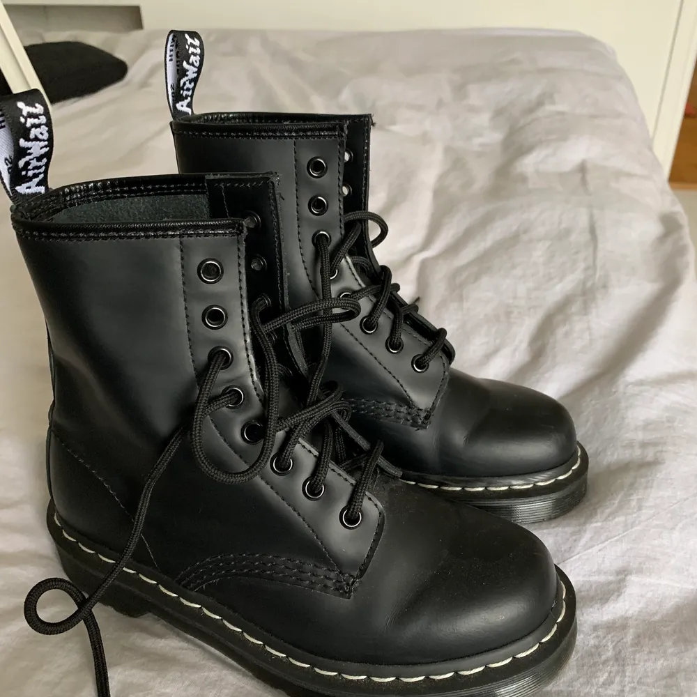 Säljer mina älskade Dr.Martens som är använda cirka 2-3 gånger så är i nyskick! Köpta för 1995kr🖤. Skor.