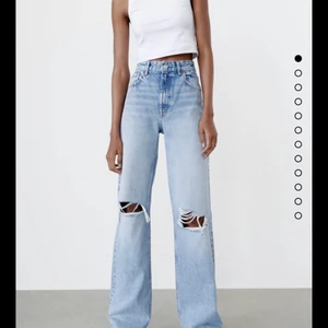 Jeans wide leg  - Wide leg jeans från zara i storlek 32. Knappt använda och ser ut som nya! Dom är klippta efter min längd och jag är 160 med ganska långa ben.