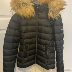 Tommy hilfiger jacka  - Jackan är i jätte bra sick änvånd några gånger den är storlek S.Köpt för 1325kr den för 825 priset kan såklart diskuteras.kan mötas i Sthlm elr frakta(köparen står för frakten)
