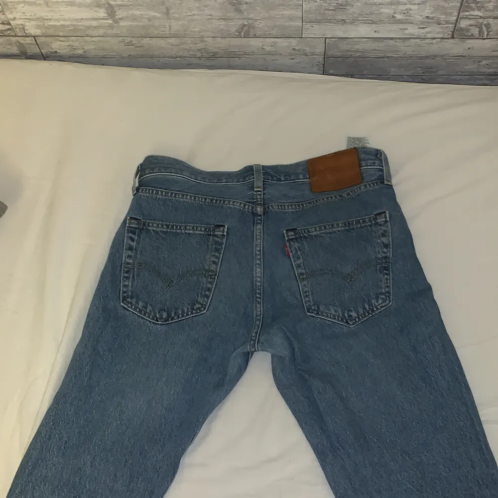 Blåa Levis jeans i sorlek 29 i Waist och 32 i Length. Inte jätte stora i passform. Dom är midwaist . Jeans & Byxor.