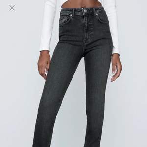 Gråa jeans från zara med slits. Sparsamt använda men ändå inte använda mycket alls. Max 10 gånger. Passar från 165 till 170 i längden och är storlek 34.