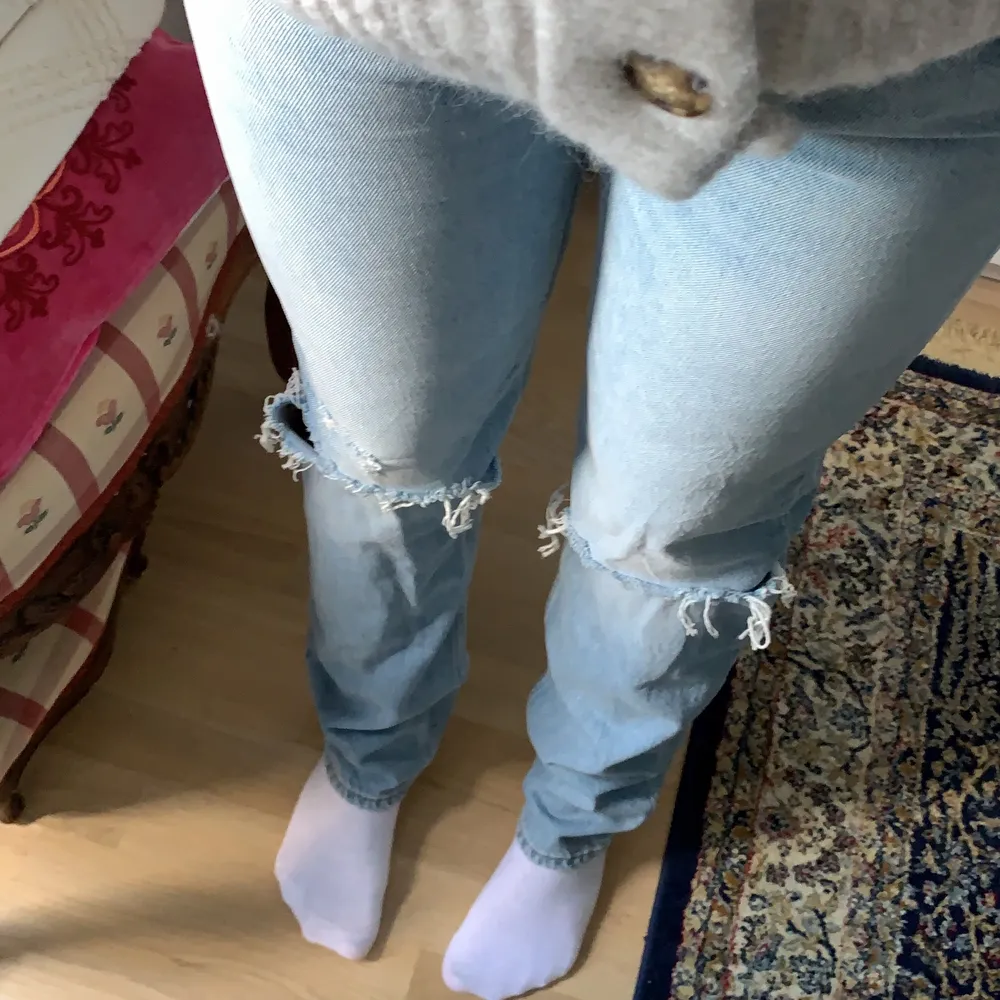 Jättesnygga jeans som är lågmidjade med hål på knäna, väldigt små i storleken . Jeans & Byxor.