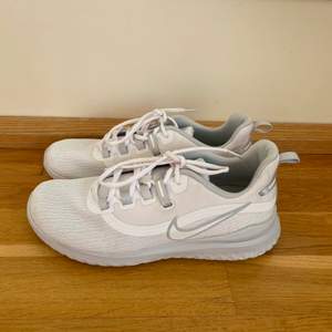 Säljer dessa Nike träningsskor/ neutrala löparskor, perfekta till gymmet, skor som är väldigt sparsamt använda. Säljes pga en aning för små på mig.🌼 Storlek: 38.5 (24,5 cm)🌼     🌸(Passar en 38) 🌸
