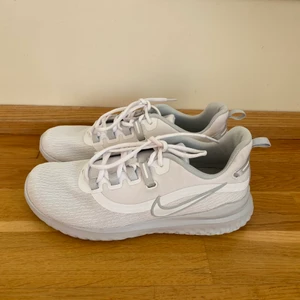 Nike träningsskor - Säljer dessa Nike träningsskor/ neutrala löparskor, perfekta till gymmet, skor som är väldigt sparsamt använda. Säljes pga en aning för små på mig.🌼 Storlek: 38.5 (24,5 cm)🌼     🌸(Passar en 38) 🌸