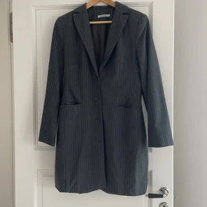 Randig blazer - Mörkgrå-randig blazer/ kavaj. Användes som jacka.  Från Estelle. Skulle säga att storleken är M. Frakt ingår ej i priset🥰