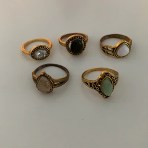 Ringar - Jättecoola ringar! lägg bud och skriv vilken/vilka ringar ni budar på💕.                                       högsta bud:                                                      gröna ringen: 25kr                                                    resterande ringar: inget bud lagt