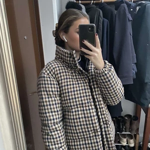 Jacka ifrån mango - Säljer min varma rutiga höst/vinterjacka som jag använt ett fåtal gånger förra vintern, jättebra skick och det medföljer även en luva som man kan välja att ta på eller ha utan💗