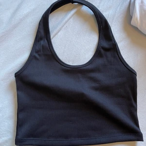 Topp från H&M  - Säljer denna pågrund av för stor byst. Tröjan är helt oanvänd samt lappen kvar. Storlek M och öppen i ryggen, jättesöt topp!!💕🤗