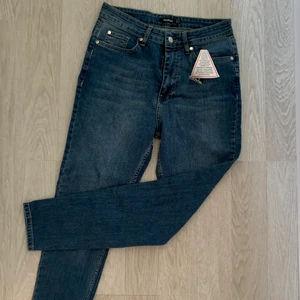 Jeans med prislapp kvar  - Ett par nya jeans med prislappen kvar, aldrig använda. Strl 40. Slim fit 