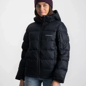 Peak performance Vinter jacka - Kanske köpt för ca 1 år sedan? Så inte gammal utan nåra hål osv. Passar folk som är runt 150. Säljer då den pågrund av att jag tröttnat och ej använder längre. Den kan vara lite kort i ärmarna om man är 155+. Köpt på Kidsbrandestore för 2500kr och säljer för kanske 1000kr då den nu kostar 1999kr på kidsbrandestore. Även en hyfsat stor ficka i vänstra armen sen självklart fickor på sidorna och en innanför jackan.