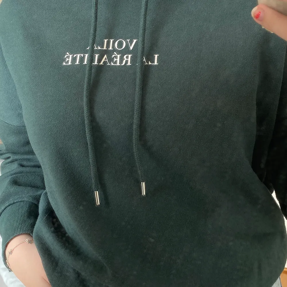 mörkgrön hoodie från amisu i storlek M! använd fåtal ggr så i bra skick. sitter lite oversize på mig som vanligtvis har s 💕. Tröjor & Koftor.