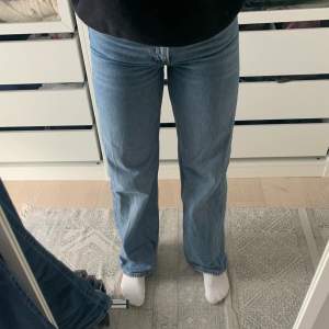 Jättefin jeans ifrån monki. I modellen Yoko. Köpta i våras för 400 kr, jeansen är i bra skick!💙 Säljer för 150 kr + frakt, Pris kan diskuteras om ni skriver till mig privat! 