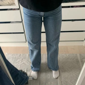 Yoko mid blue jeans  - Jättefin jeans ifrån monki. I modellen Yoko. Köpta i våras för 400 kr, jeansen är i bra skick!💙 Säljer för 150 kr + frakt, Pris kan diskuteras om ni skriver till mig privat! 