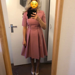 Ted Baker klänning - Köpt från Ted Baker butik från Dubai. Nypris 2400kr. Använt en gång och efter det tvättat i kemtvätt. Efter det förvarats noggrant. Nyskick och jätte fin. Storlek är 2 som motsvarar 36-38.