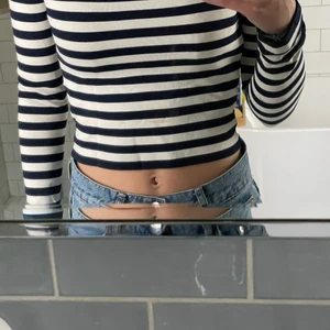 Zara randig tröja - Super söt randig tröja från zara, köpt för ett tag sen. Litet hål under armhålan som knappt syns. Nypris 249kr