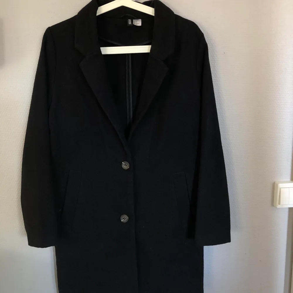 Säljer denna svarta kappa från H&M! Rätt så tunn, så passar perfekt nu till början av hösten! I strl S! Köparen står för frakten💕. Jackor.
