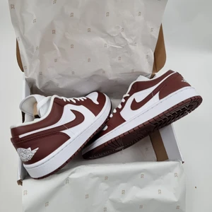 Jordan 1 Low "Team red" - Finns inne i storlekarna 38 och 39. Helt nya och äkta, skicka iväg ett DM här eller på Instagram. Mest aktiv på Instagram så för snabbt svar skriv där! 38,39,40, 41,42 och 43 sålda❌