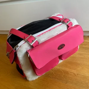 Hundväska - Jättefin väska till mindre hundar eller katter!🥰 Köptes för att ha på flygplan men det blev aldrig av så därav är den endast testad. Två fina fack som stängs med magnet, glittrig rosa och svart fluff i hela väskan så de är bekvämt att sitta i den för djuret💞 Botten går att lyfta ur ifall de skulle behöva tvättas! Skriv gärna för flera bilder, priset går att diskutera🥰 400kr + eventuell frakt💞