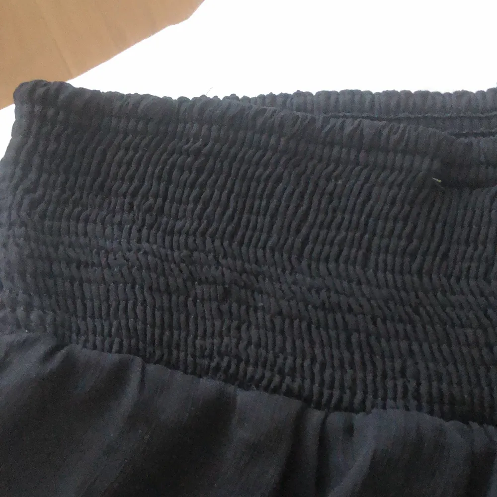 Super trendig kjol från Vero Moda🖤 Den är i jätte bra skick, säljer då jag har en annan❤️. Kjolar.