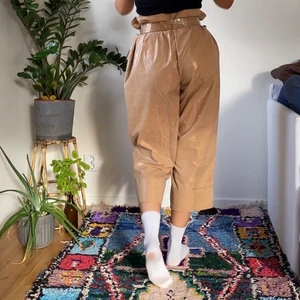 Byxor s.48 - Byxor med 00s vibe i så fint skick! Dom får en dålig dag att gå från 0-100 real quick!! Storlek 48. Kan mötas upp i stockholm eller frakta (då står köparen för frakten) 💞