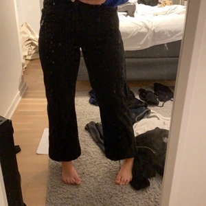 jeans storlek 38 - svarta jeans från boohoo,storlek 38 men ganska små för mig som vanligtvis har 38/36 i jeans,säljer pågrund av dom är för små,använt få gånger,ja är 162