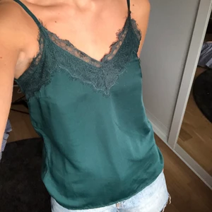 Grönt satin linne Vero moda - Grönt satinlinne från Vero Moda!!