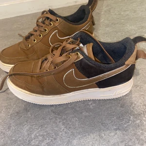 Carhartt WIP Ale Brown nike - Asss snygga Carhartt WIP Ale Brown nike skor, har används några gånger💕 reflexer runt Nike märket
