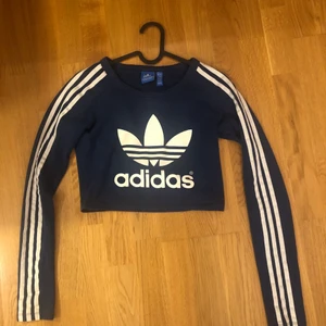 Adidas topp  - Adidas magtröja i storlek S, marinblå färg bra skick! 