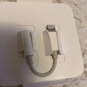 I NYSKICK ADAPTER IPHONE 2 STYCKNA - Adapter iPhone köptes för 100kr, säljer för 90 kr styck om man köper 2 säljer jag för 175 kr.  OBS EN KVAR BARA
