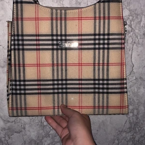 Burberry bag - Burberry of London blue label bag, fint skick och använd ett fåtal gånger 🤎