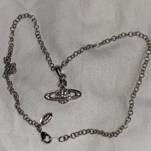 Vivienne Westwood halsband silver - Vivienne Westwood halsband i silver och med strass. Spårbar frakt✨🥰 (andra bilden är lånad) (kolla min samlade anons för dessa smycken för frågor om autenticitet)