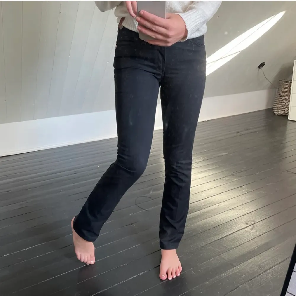 Svarta jeans i ny skick från acne . Jeans & Byxor.