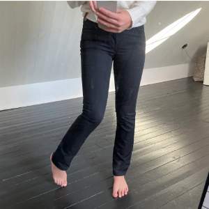 Svarta jeans i ny skick från acne 