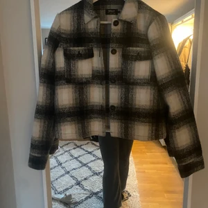Only jacka  - Säljer denna super snygga jacka från Only i storlek S, de. har använts ett fåtal gånger och är därför i super bra skick,säljer de pågrund av att den har blivit för liten. Säljer den för 200kr+ köpare står för frakten