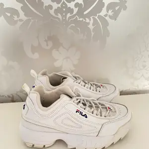 Ett par vita fila skor i storlek 38, dem är i bra skick o helt ny tvättade. Köpta för 1000kr men säljer för 300kr köpare står för frakt och buda gärna!😊