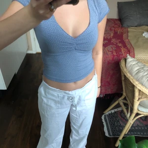 Topp från brandy Melville! - Super söt topp från brandy Melville som passar perfekt till sommaren! Några av blommorna på baksidan av axeln har suddats ut när jag skulle ta bort en fläck, men det märks knappt när man har på sig toppen!☺️.                                       Det är bara att fråga om du vill ha fler bilder eller har en fråga! Jag kan frakta mot att köparen står för frakt eller mötas upp i Stockholm 💕