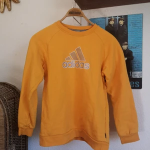 Gul Adidas sweater 😍 - Jättefint skick. Passar en Small. Bud från 200kr. 